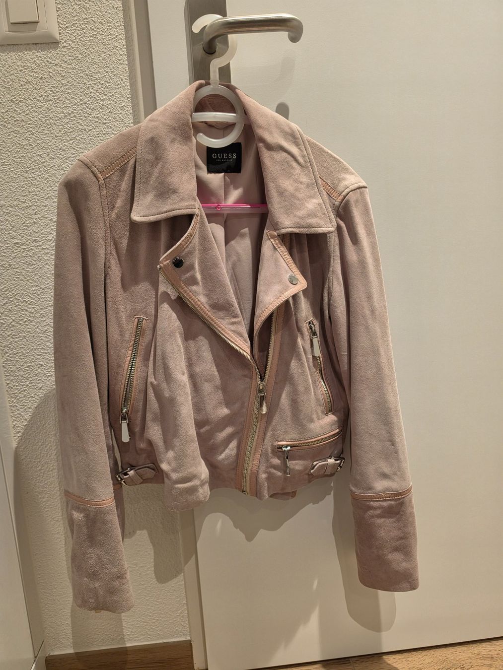 Guess Jacken: Guess Jacke in rosa Wildleder-Optik, Grösse M – Gebraucht aus Wohlen AG von dim_rg9y