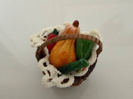Süsses Gemüsekörbli für die Puppenstube, Korb 5 x 5 cm