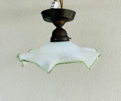 Hängelampe aus der Art-Deco-Ära,  Opalglasschirm grüner Rand