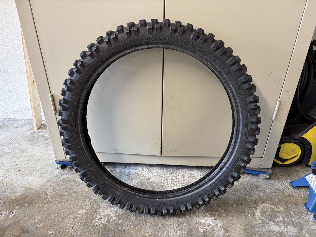 Pneus & Kompletträder: Motorrad Reifen 90/90 - 21 – Gebraucht aus Möhlin von Djferra