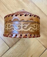 Schatulle aus echtem Leder, rot gefüttert, aus Kasachstan.