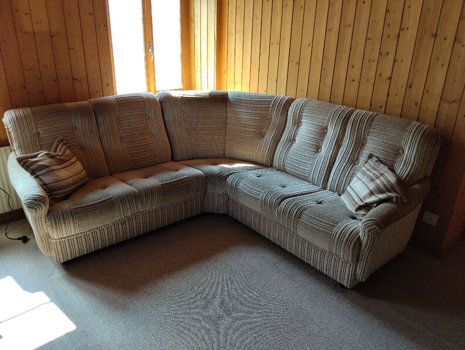 Divani: Altes Ecksofa mit Kissen – Difettoso da Brienz BE venduto da ThomysHobbyLobby