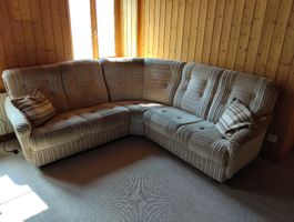 Altes Ecksofa mit Kissen