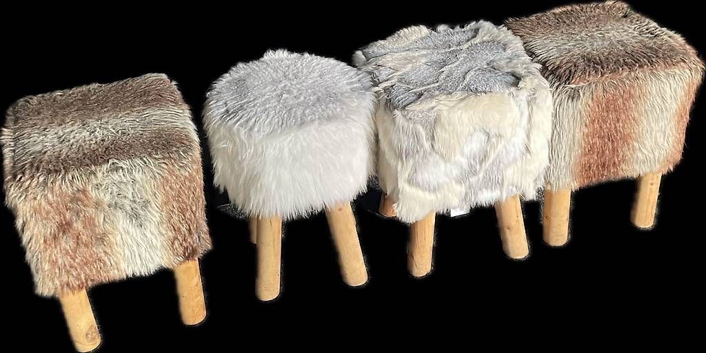 Sgabelli: 4er Set Fellhocker / Sitzhocker mit Holzbeinen – Usato da Chur venduto da Tenorio