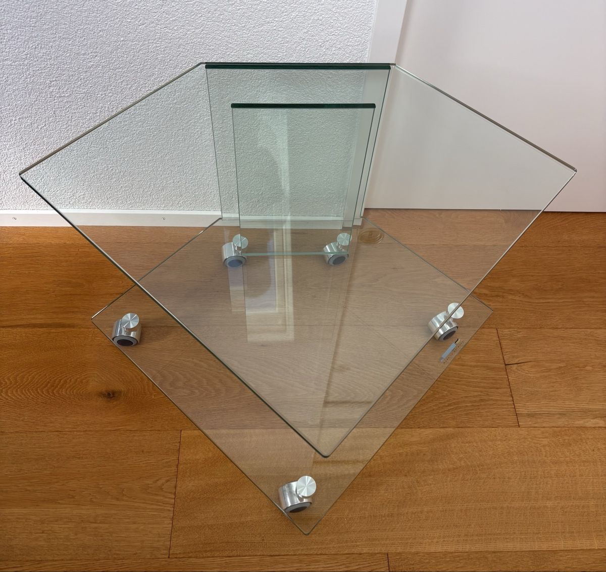 Mobili TV: Fernsehtisch aus Glas mit Rollen – Usato da Ossingen venduto da Orelius
