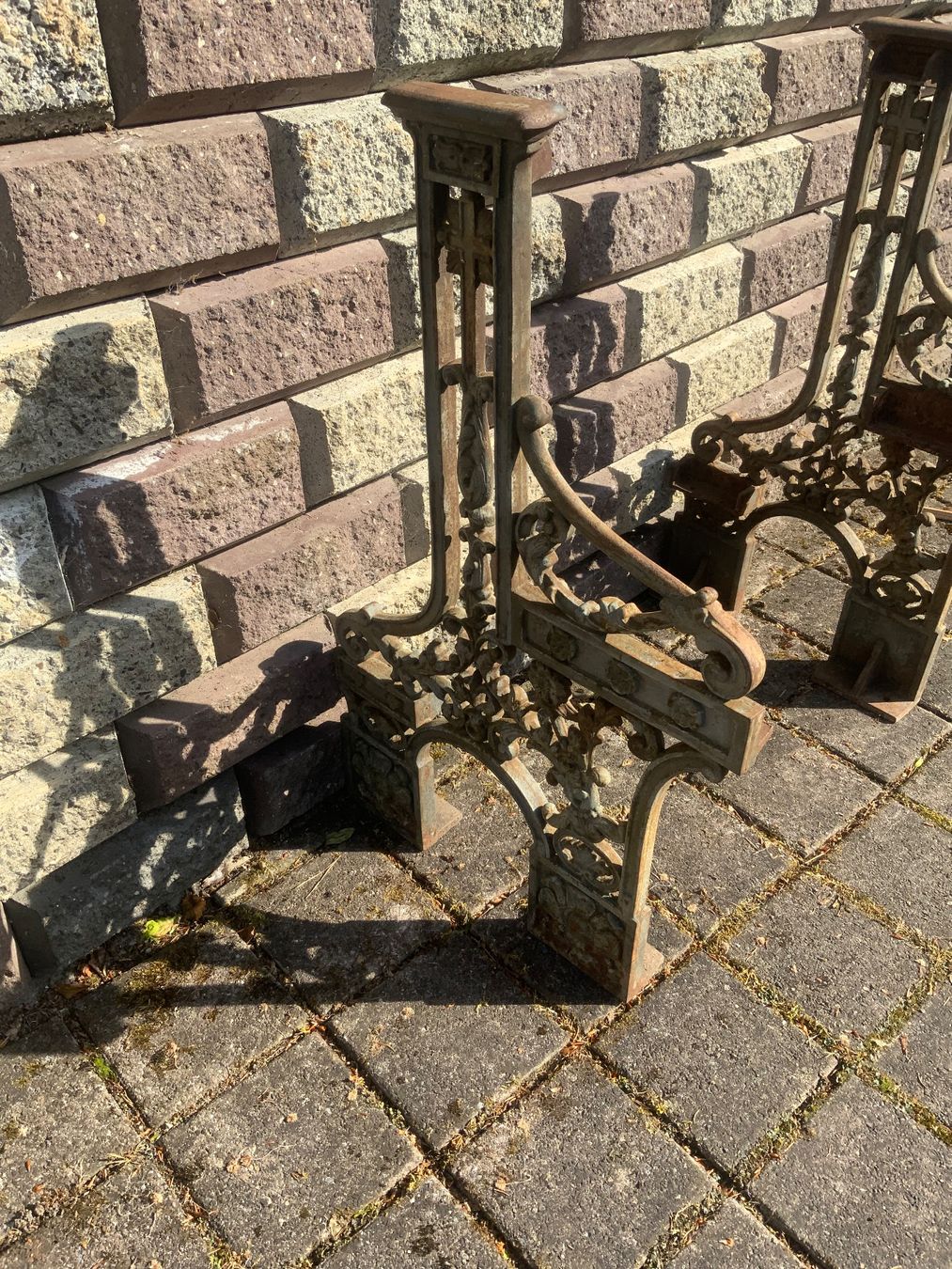 Altri mobili d'antiquariato: Antike Gusseiserne Kirchbankfüsse – Usato da Willisau venduto da Minali 3