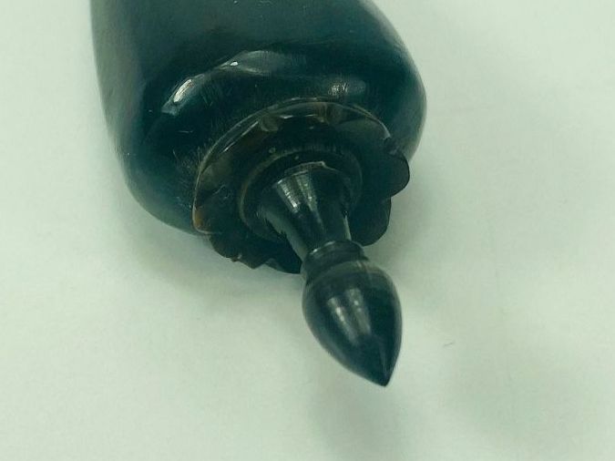 Anhänger: Amulett Horn oder Zahnstocher Behälter antik, handgeschnitzt – Gebraucht aus Zürich von Arche_Brockenhaus 8