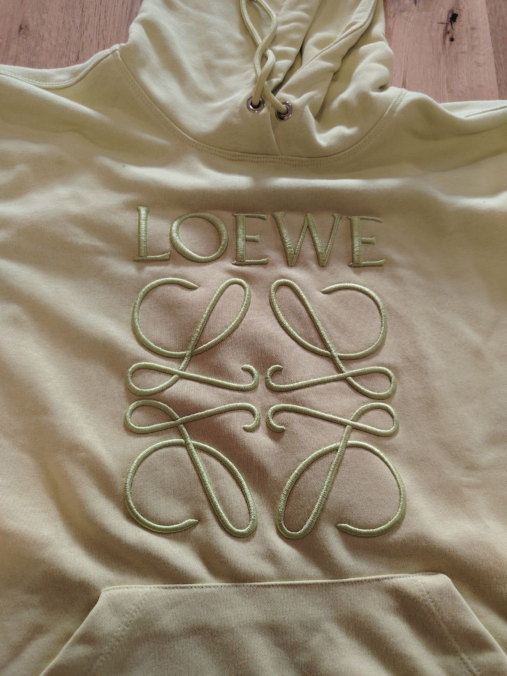 Loewe Pullover & Sweatshirts: Loewe Kapuzenpullover hellgrün  – Gebraucht aus Matzingen von sel_h9dl 1
