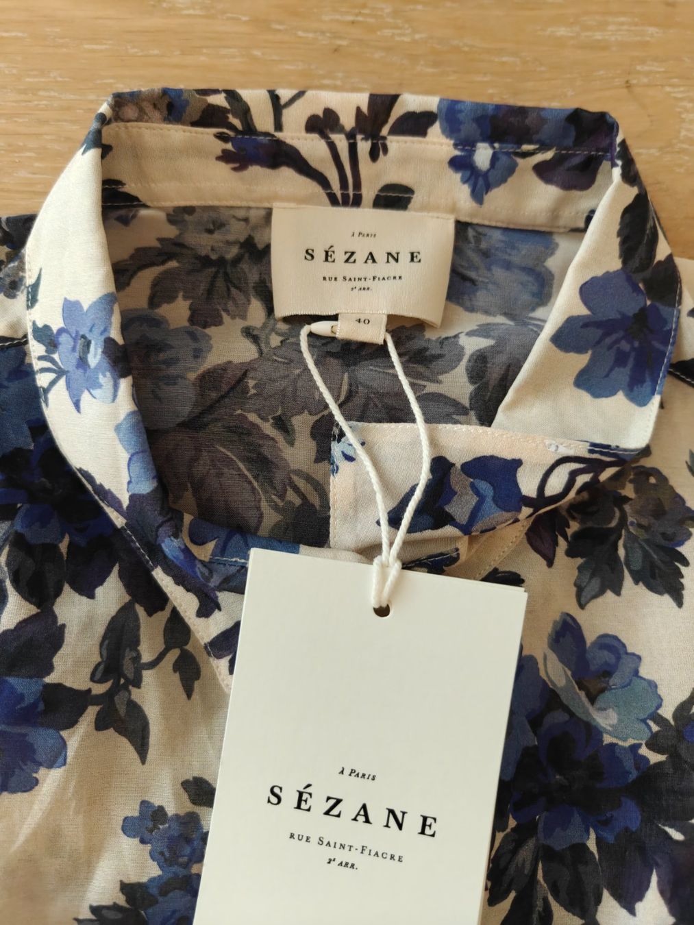 Sezane Blusen: Sezane Bluse Blumen Blau, Gr. 40, neu – Neu (gemäss Beschreibung) aus Hedingen von muse10 1