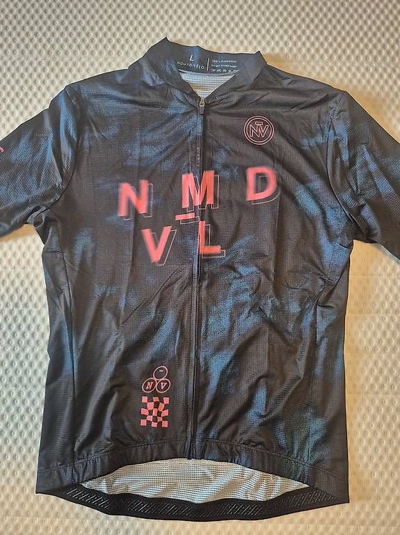 Leibchen & Hosen: Nomad Cycling Trikots, Grösse L – Neu und originalverpackt aus Zürich von _vici_