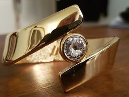 Armreif goldfarben mit Strassstein klapp