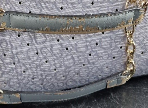 Guess Borse da donna: Gebrauchte Guess Handtasche mit Ketten – Usato da Flums venduto da Flumsantik 6