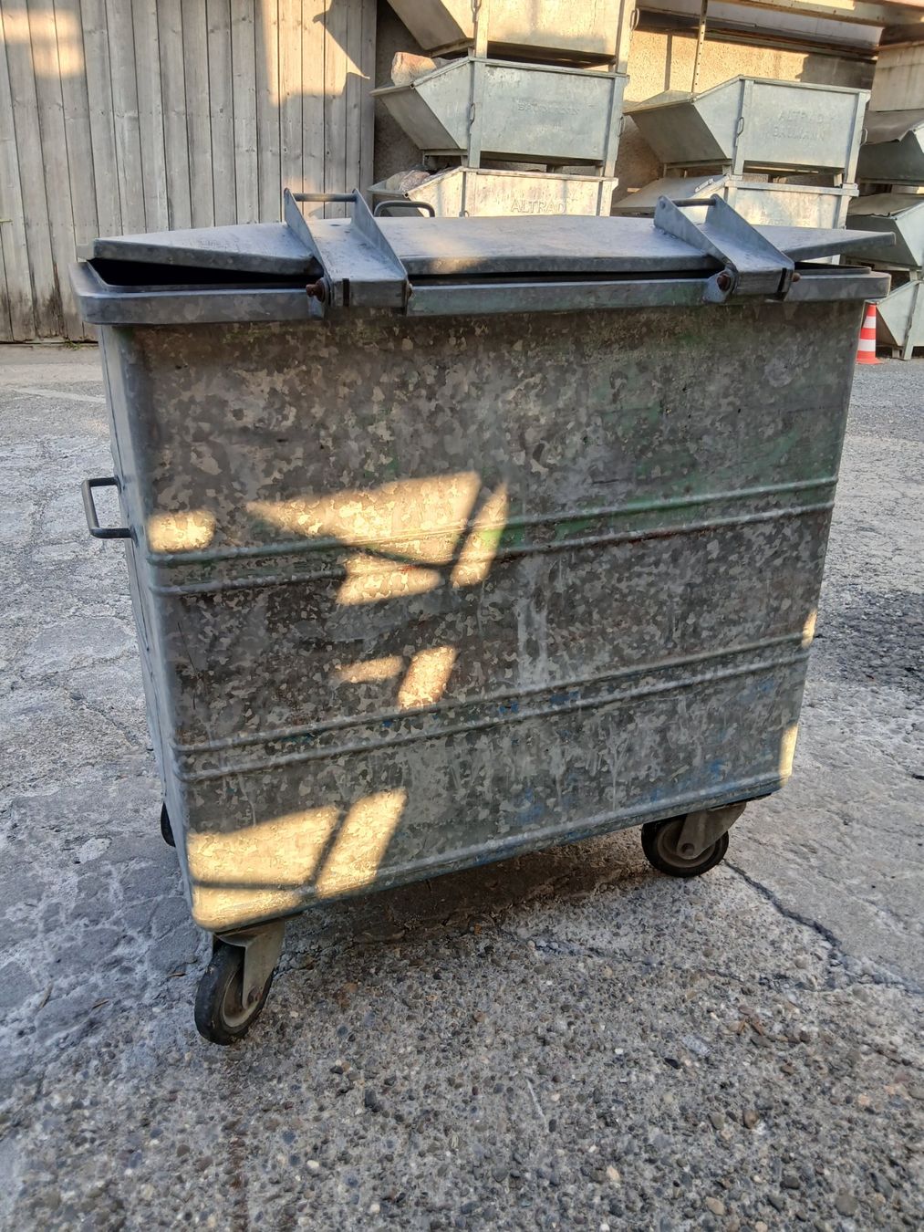 Eléments de bureau: container – D'occasion à Reichenburg par Wehutter 2