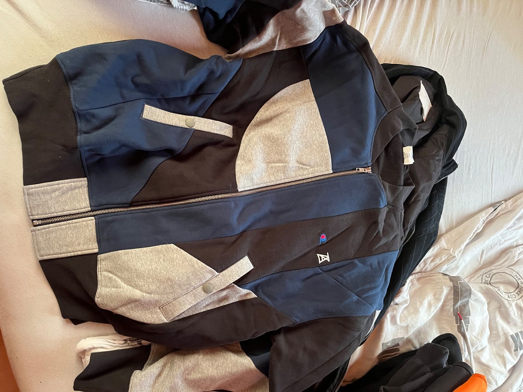 Champion Pullover & Sweatshirts: Zip jacket Champion x ANREALAGE M – Gebraucht aus Treyvaux von afa_7zpz