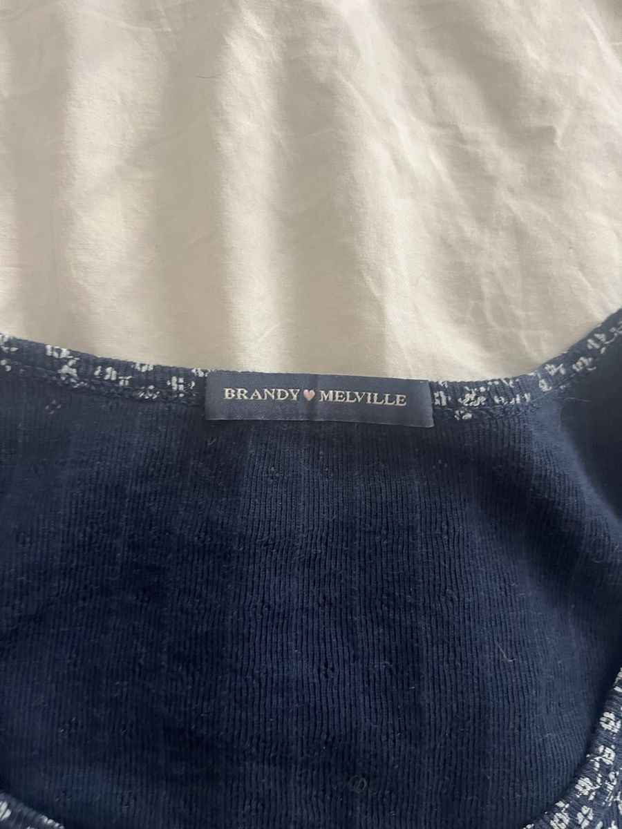 Brandy Melville T-Shirts: Haut Brandy Melville a fleurs – Gebraucht aus Biel/Bienne von Car_Schuss 2