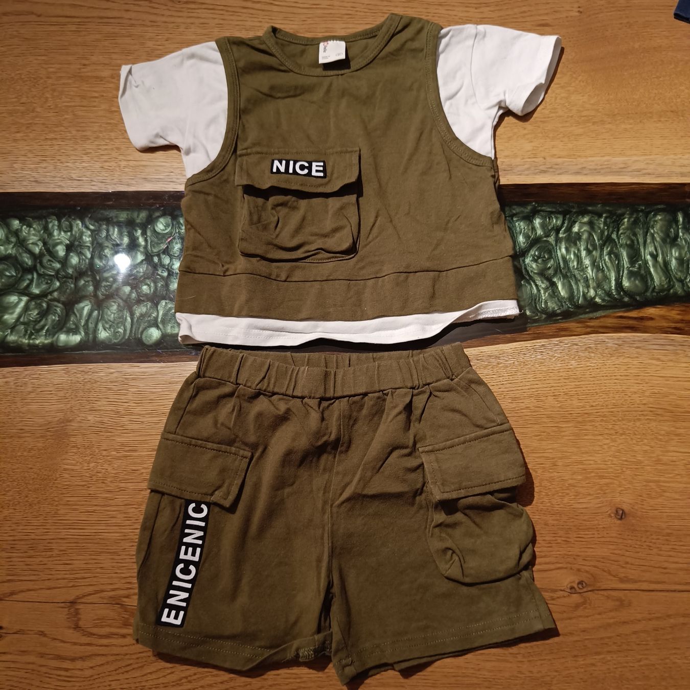 Hemden, T-Shirts & Polos: Shorts und T-Shirt Grösse 92 – Gebraucht aus Jaberg von urig17.