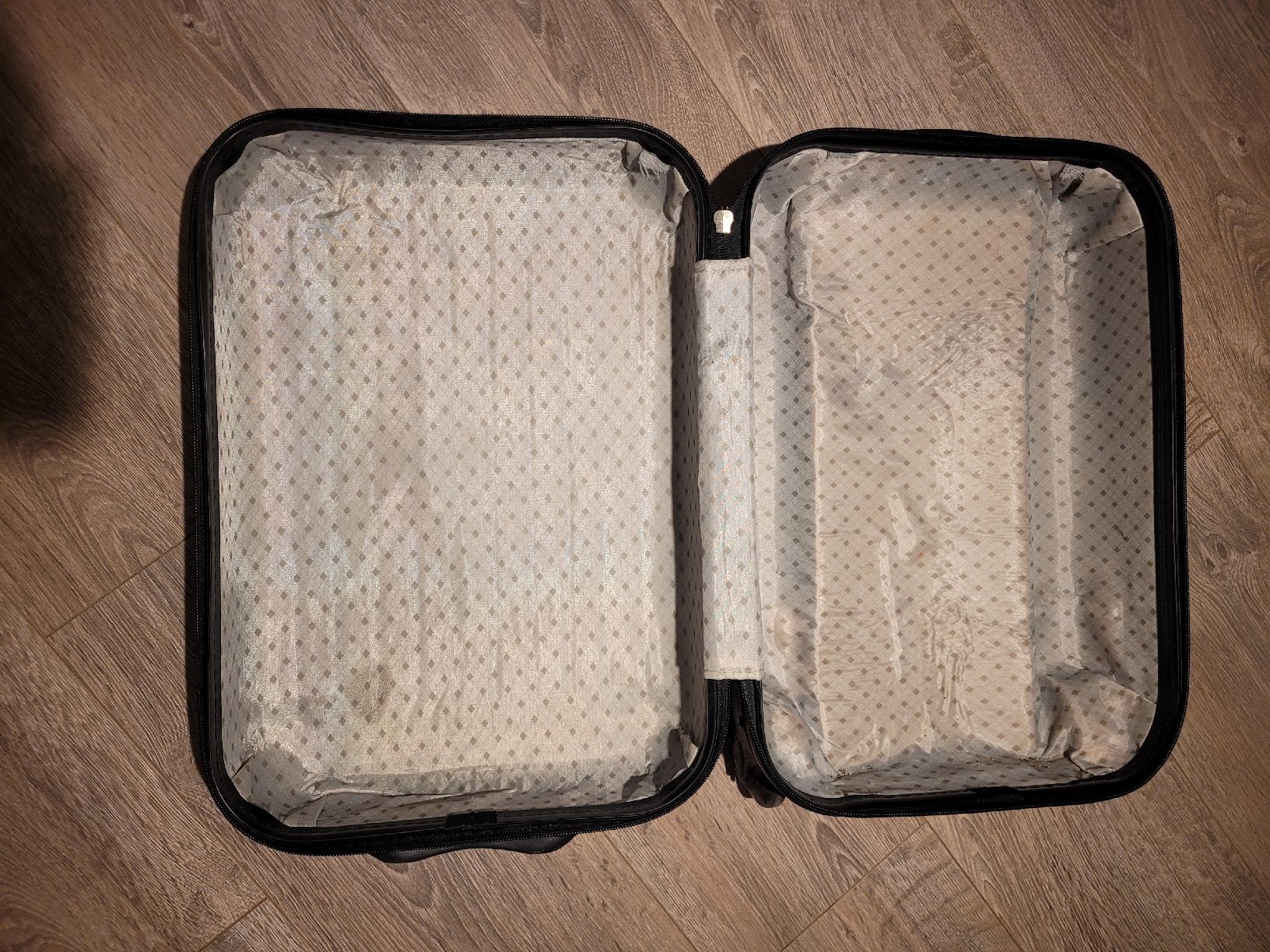 Valigie: Orange Carry-on Suitcase – Usato da Wettingen venduto da mor_76q7 1