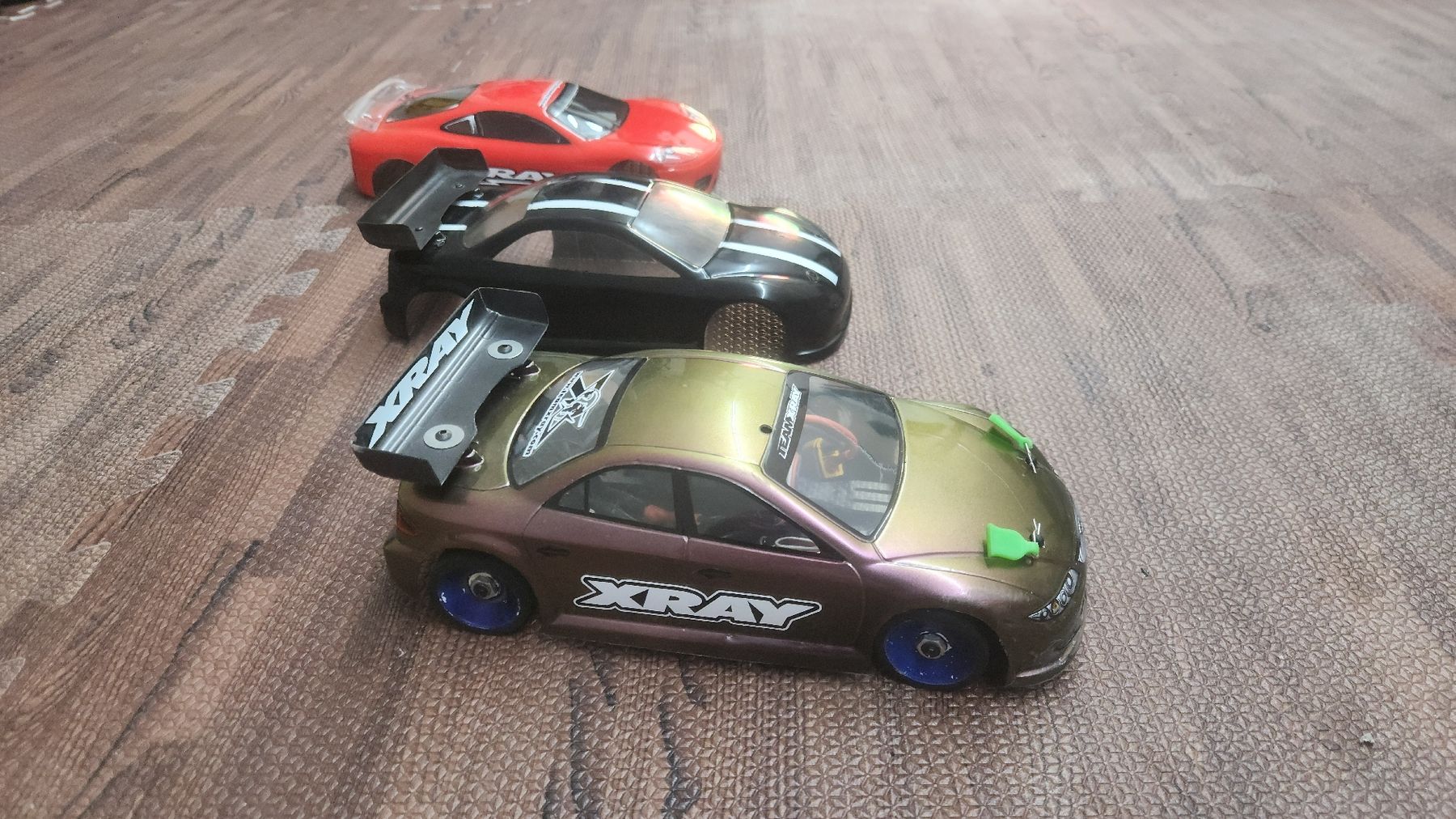 XRay Modellismo RC: Xray M18 PRO mit 3x Karroserien  – Usato da Dürnten venduto da Latinoviper 2