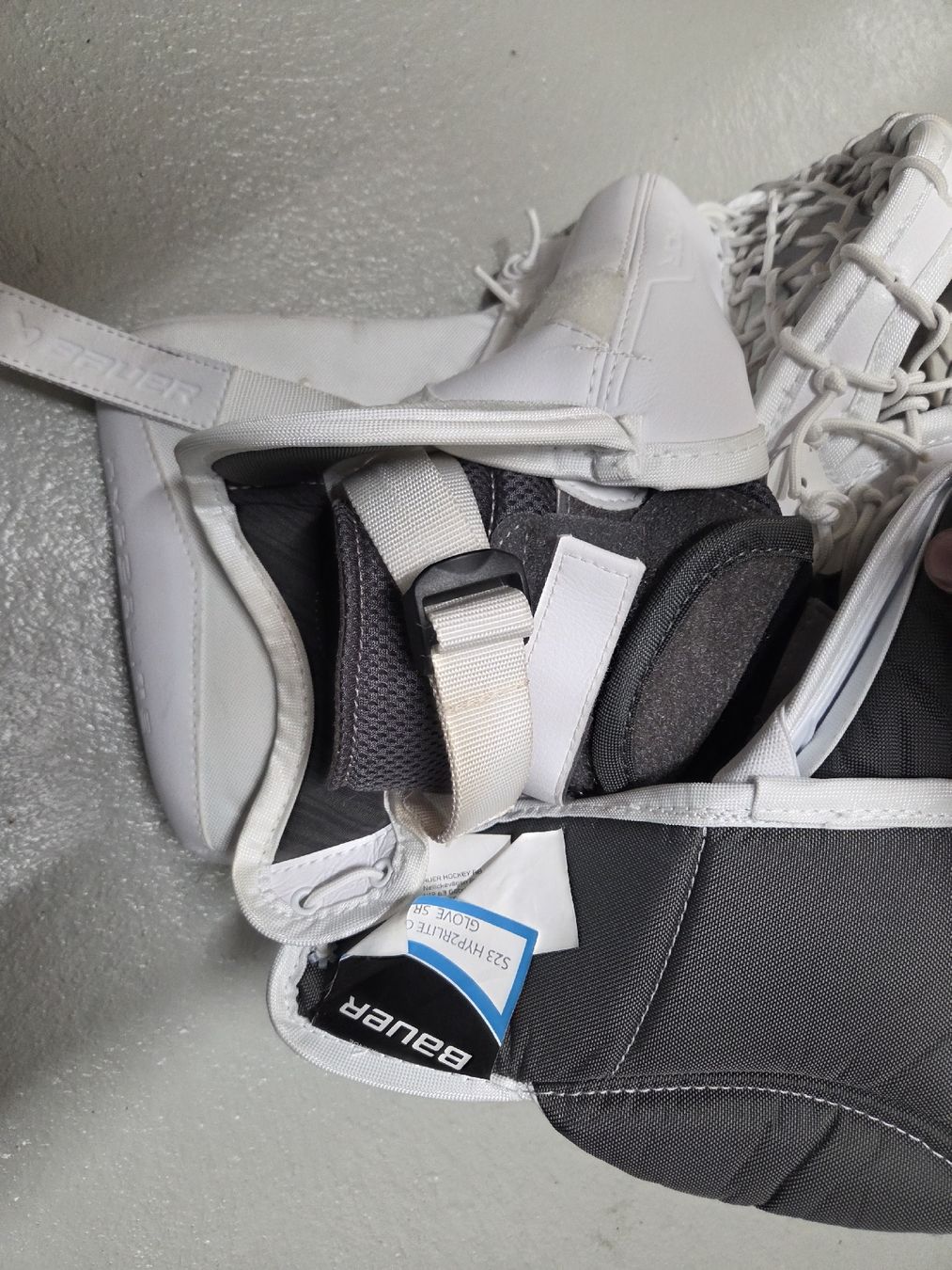 Bauer Guanti & manicotti: Bauer Hyperlite Full Right Fanghand – Usato da Bassersdorf venduto da Hockeygoalie84 3