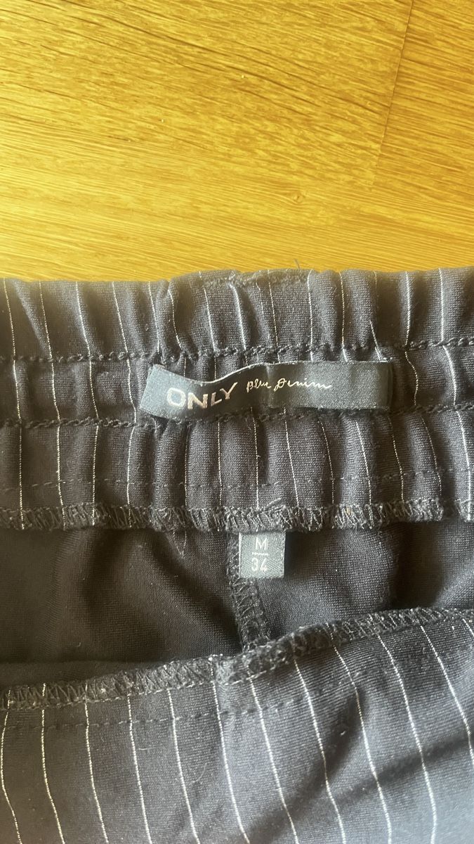 Only Pantaloni: Pantalon rayé Only noir taille M – Usato da Bern venduto da LaraTouvet 2