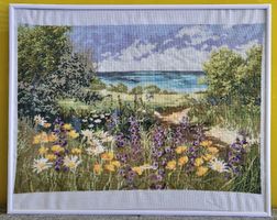 Handgefertigter Kreuzstich-Gobelin Küstenlandschaft & Blumen