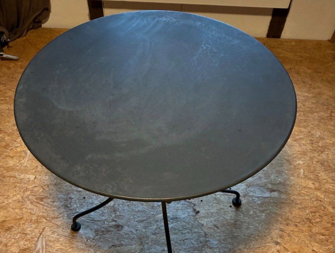 Set de table et chaises: Gartentisch-Set mit 2 Stühlen, Massiveisen – D'occasion à Dänikon ZH par Marchica 1