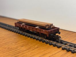 e1973: Flachwagen mit Ladung Echtholz (Spur N)