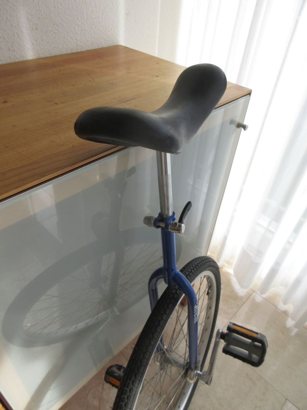 Biciclette: Blaues Einrad Vitelli 24", lange Sattelstange – Usato da Binningen venduto da tempipassati 2