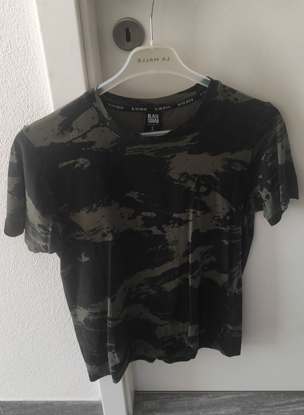 T-shirts: T-shirt Black Squad camouflage taille S – D'occasion à Vétroz par mrcl01