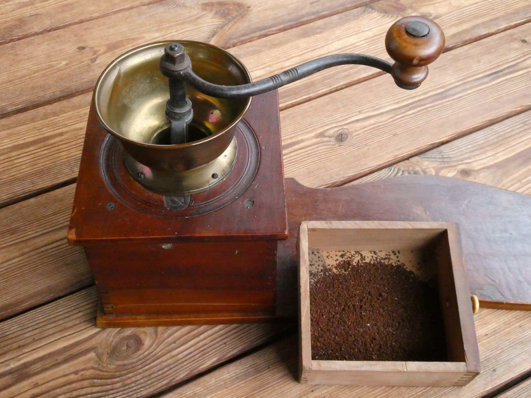 Küchengeräte: grosse Antike Kaffeemühle mit Sitzbrett – Gebraucht aus Lüchingen von Eeizo 6