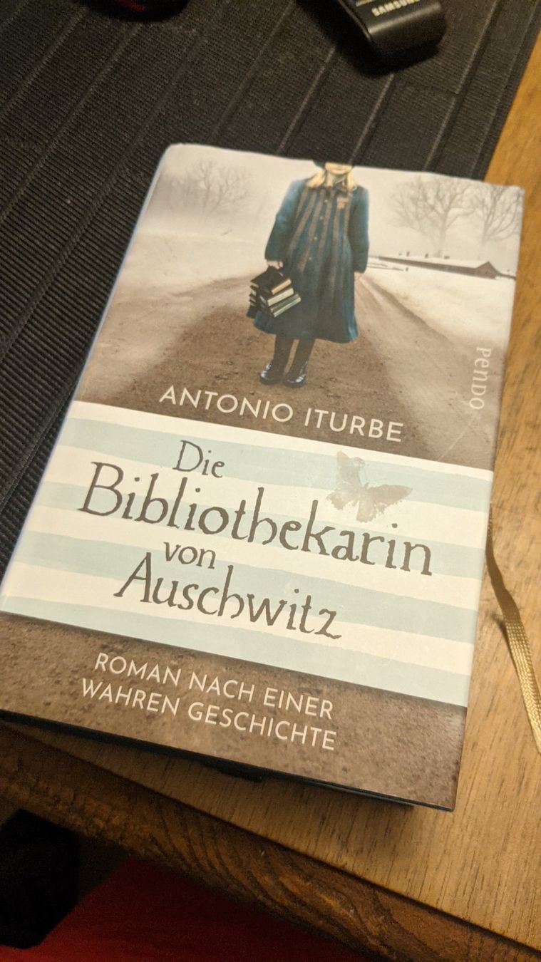 Livres: Buch"Die Bibliothekarin von Auschwitz" – D'occasion à schaffhausen par walu