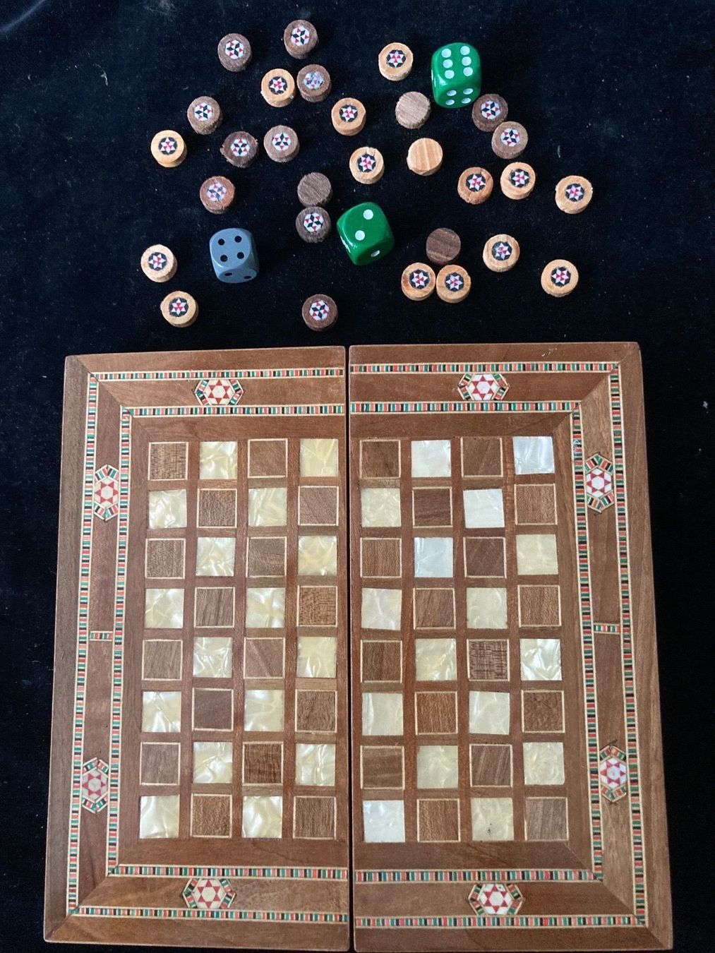 Giochi: Schönes Brettspiel mit Perlmutt – Usato da Zürich venduto da Chaeffeler