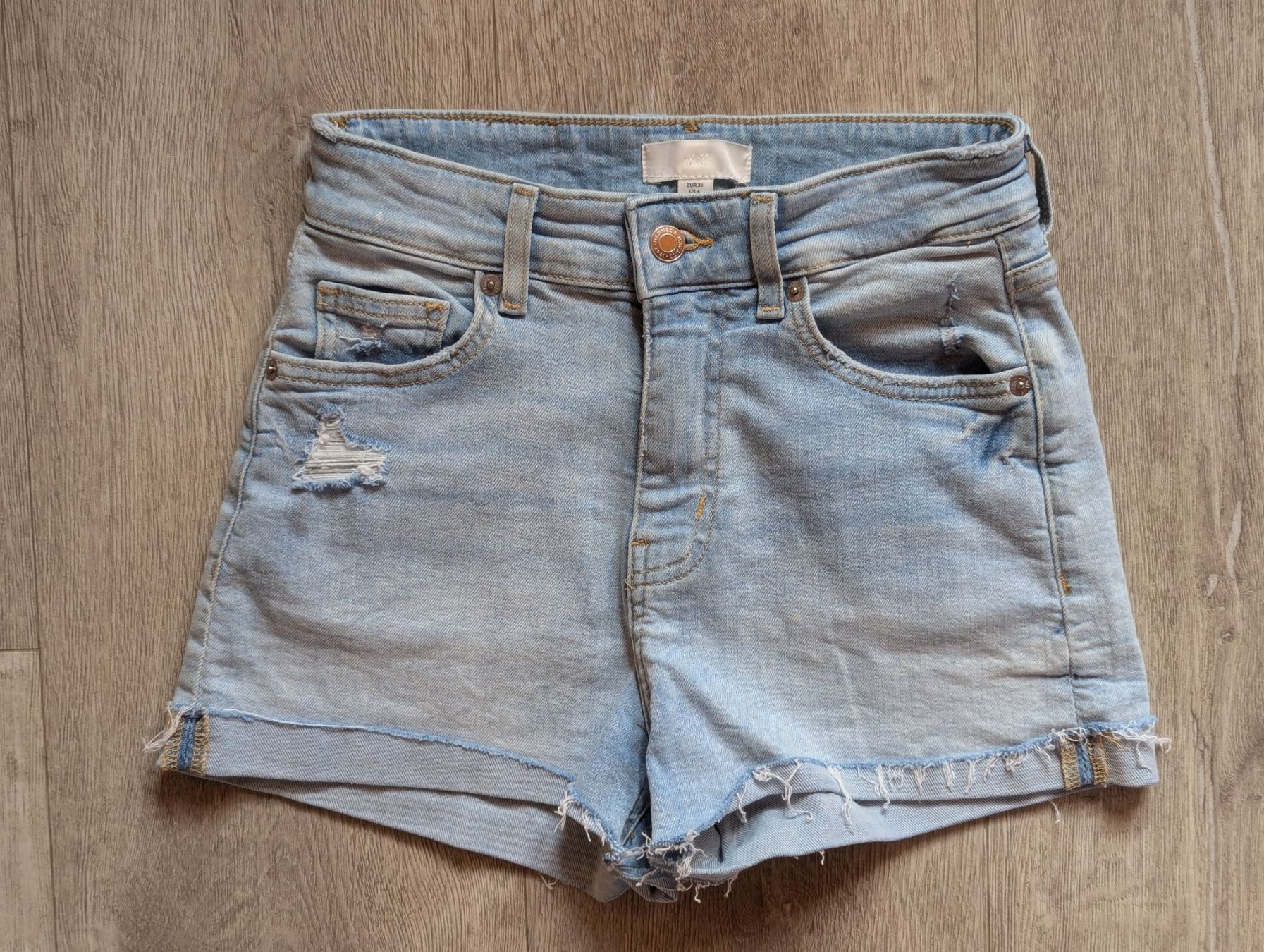 H&M Pantaloni: H&M denim shorts. – Nuovo (secondo la descrizione) da Altendorf venduto da jak_lkk8