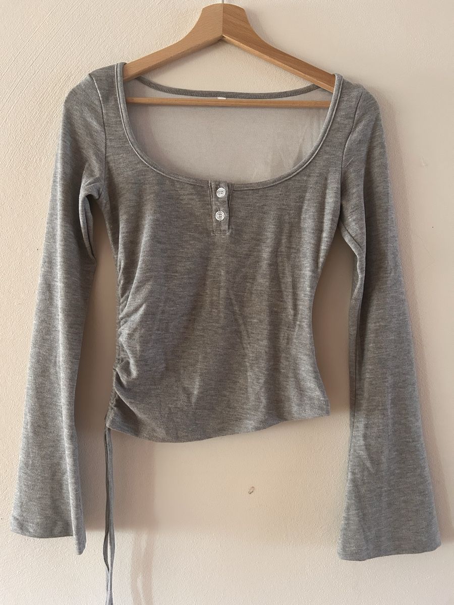 Tops: Graues Y2K Top mit Ausschnitt – Gebraucht aus Wetzikon ZH von rachele_nocco 1