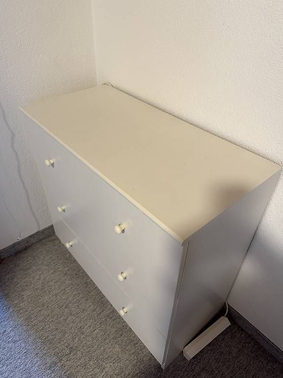 Kommoden: Commode blanche 3 tiroirs  À donner  Bon état  – Gebraucht aus Tolochenaz von pidouxj 1
