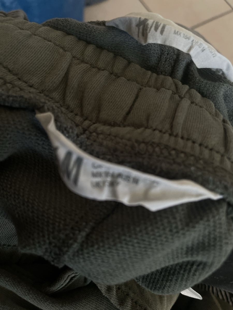 H&M Pantaloni: 2 H&M Sweat Shorts Gr.164 – Usato da Obergerlafingen venduto da cabo4 2