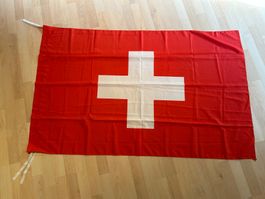 Schweizer Flagge (ca. 138×97 cm) mit Befestigungsbändern