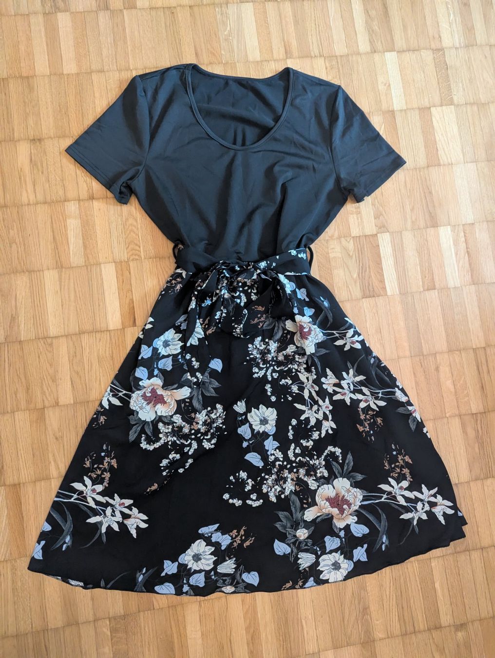 Kleider: Kleid Blumenmuster schwarz Grösse M neu – Gebraucht aus JONA von gin_yl55