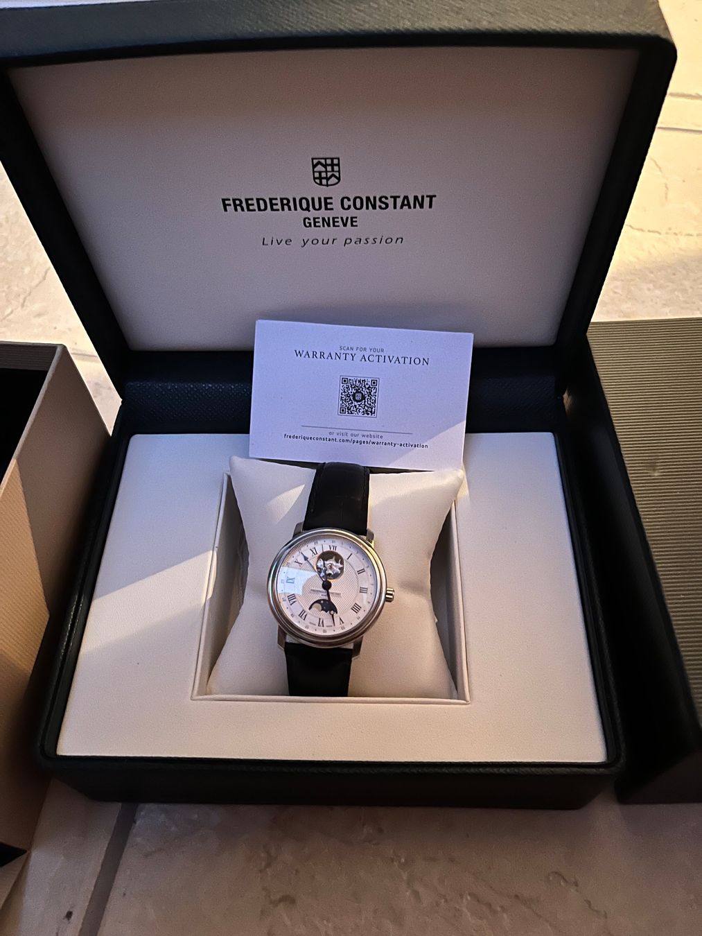 Frederique Constant Montres: Frederique Constant Classics Heart Beat Moonphase Automatic – D'occasion à Schwerzenbach par Mister.T
