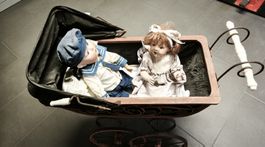 Puppenwagen mit zwei Puppen antikes Modell Dekoration