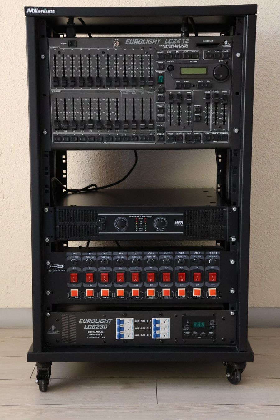 Supporti a parete: Rack (ohne Inhalt) – Usato da Bözberg venduto da barri77