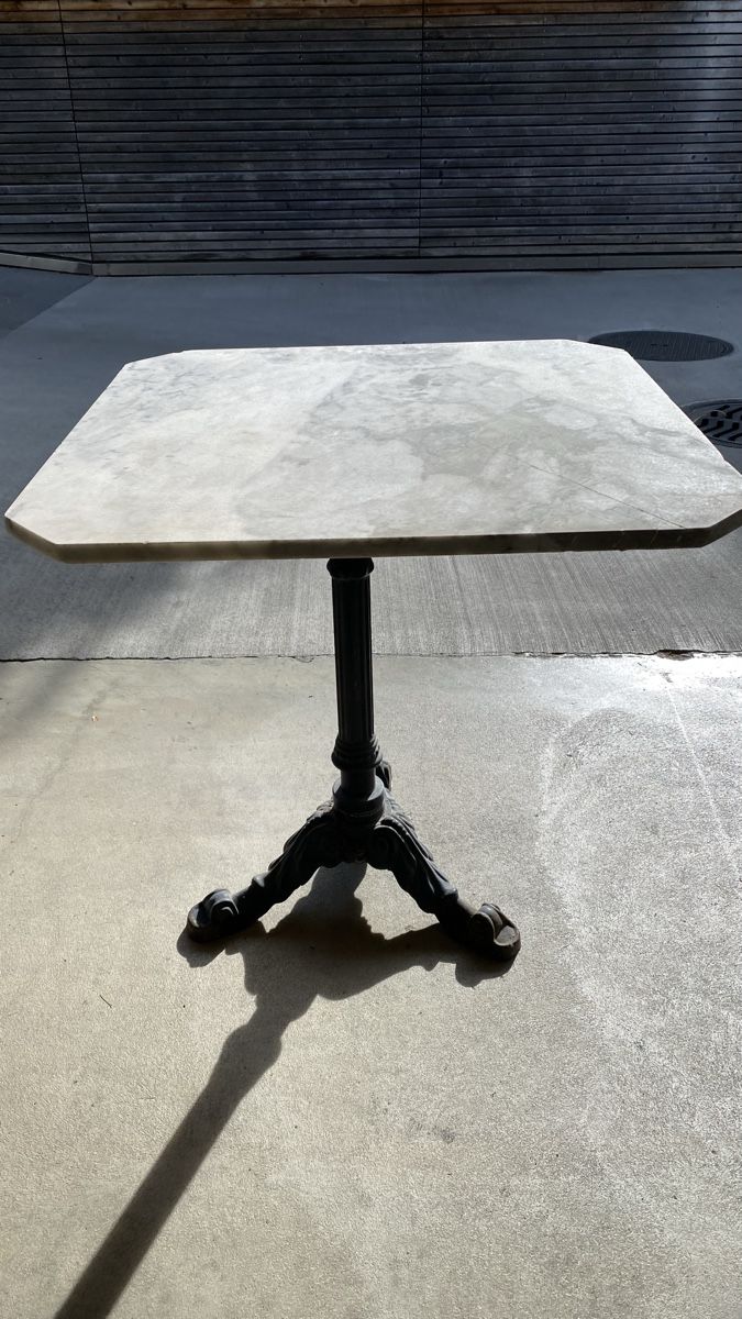 Tische: Bistrotisch mit Marmorplatte – Gebraucht aus Rubigen von Faradey008
