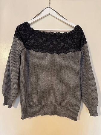Femininer grauer Pullover mit schwarzer Spitze