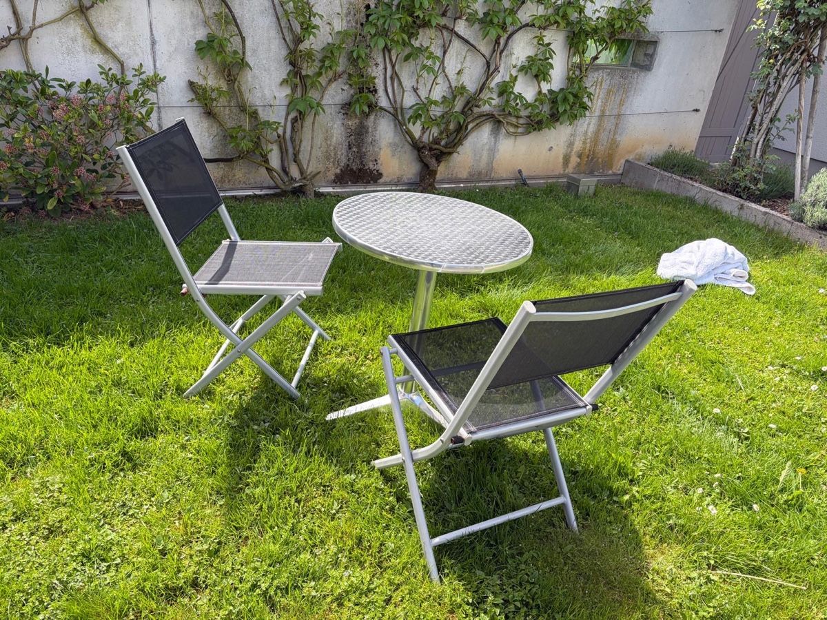 Set di tavolo e panche: Balkontisch mit 2 Klappstühle – Usato da Sins venduto da Alva02 2