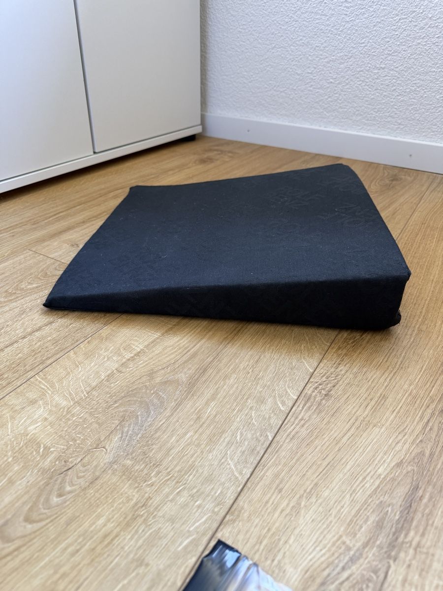 Kissen: Sitzkissen Keil – Neu (gemäss Beschreibung) aus Schübelbach von Sambodscha