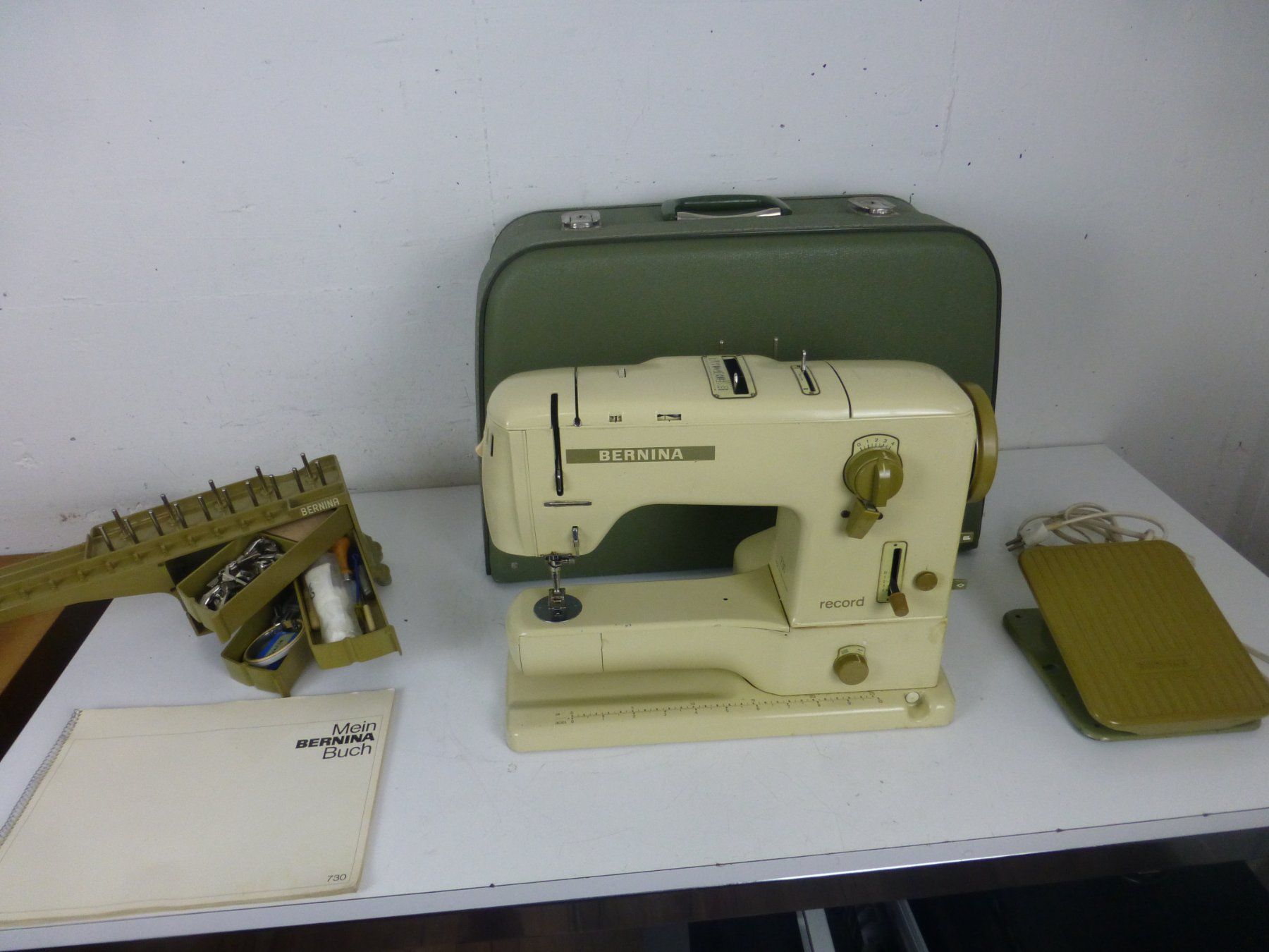 Bernina Macchine da cucire: Nähmaschine Bernina 730 mit Koffer – Usato da Fahrweid venduto da ekv