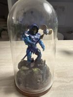 Skeletor Figur Masters of the Universe in Vitrine