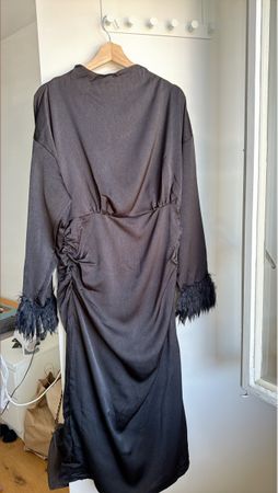 Damen Kleid schwarz mit Federbesatz neuwertig