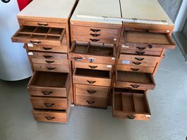 3 Schubladenschränke für Uhrmacher, 6 Schubladen gefüllt