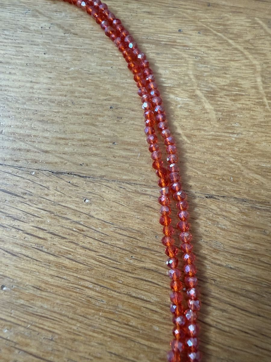 Colliers: Kette mit Quaste rot/pink einreihig neu – D'occasion à Richterswil par cobruetsch 2